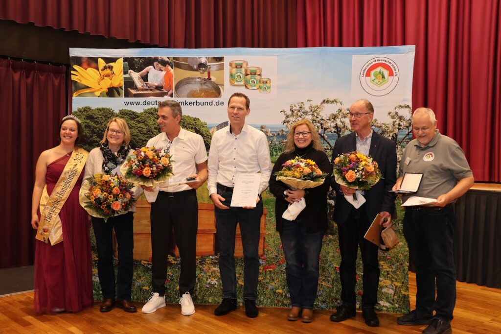 Die Gewinner der Honigrämierung mit der Honigkönigin Katrin I.: (von links nach rechts) Ellen Steinbach, Jochen Müller, Martin und Sandra Zahn, Konrad Hahn und Anton Wittersheim